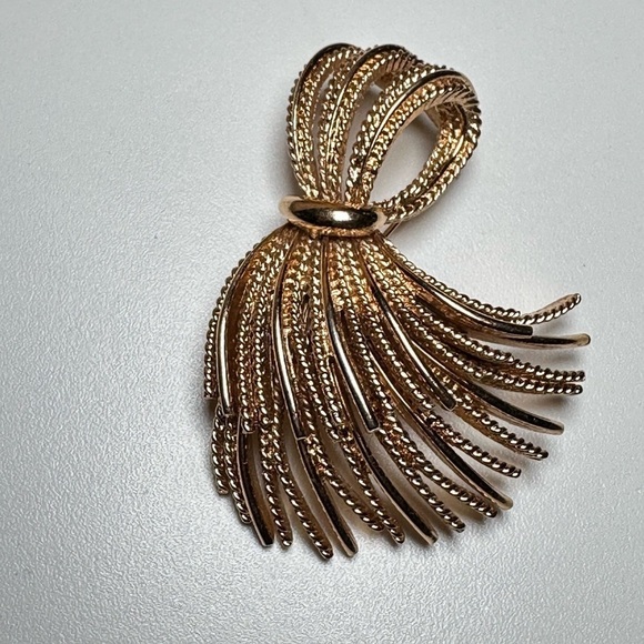 Vintage Monet Brooch Gold Tone Large Statement Abstract Wheat Motif 0559 P - Picture 2 of 9